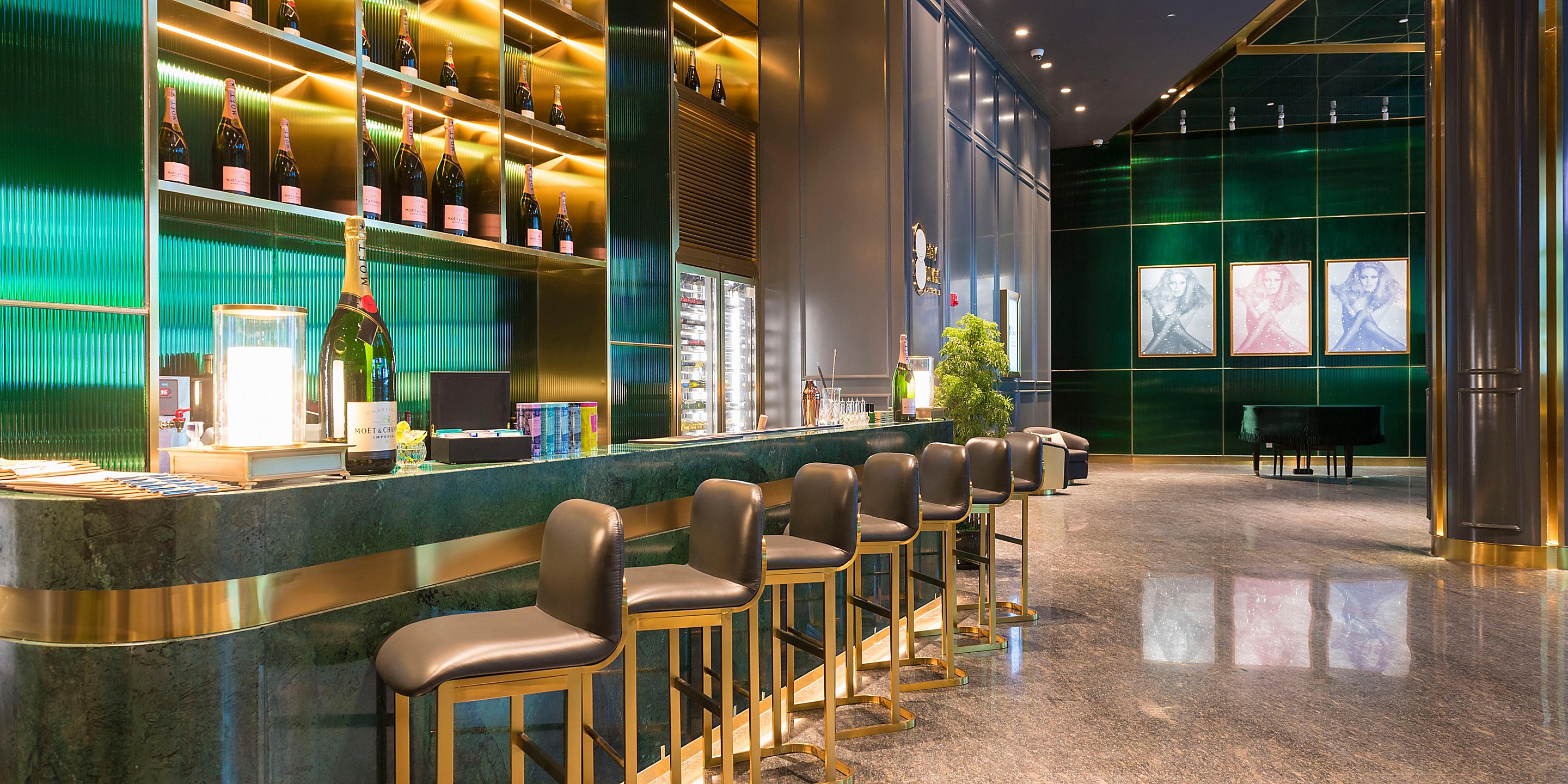 Meet colleagues or friends for a quick bite here.